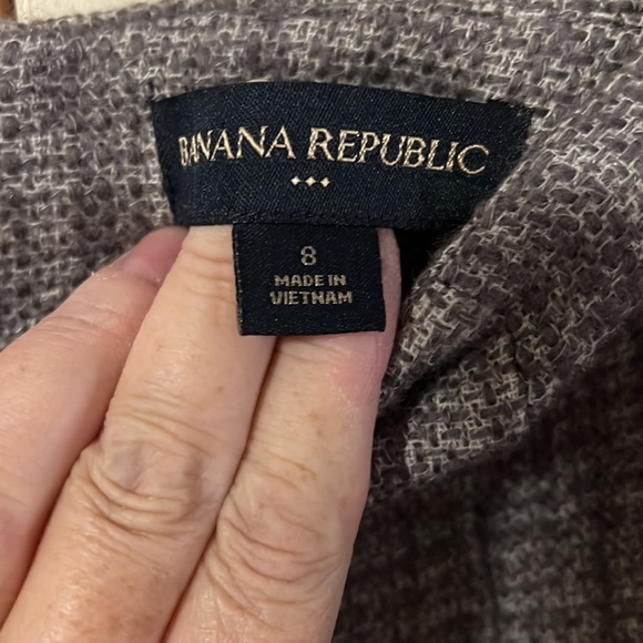 This skirt is very nice in the shades of grey in size 8’ - Picture 3 of 5